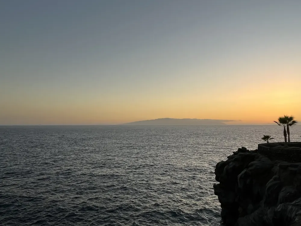 Page de livre photo : coucher de soleil sur la côte, Tenerife